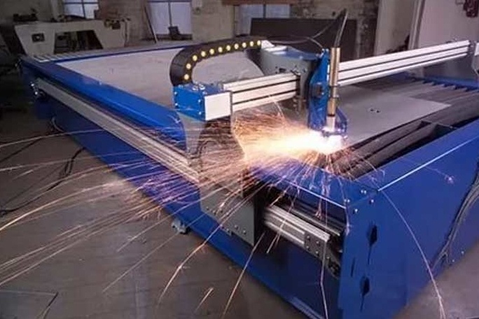 Осуществление резки металла на лазерном станке