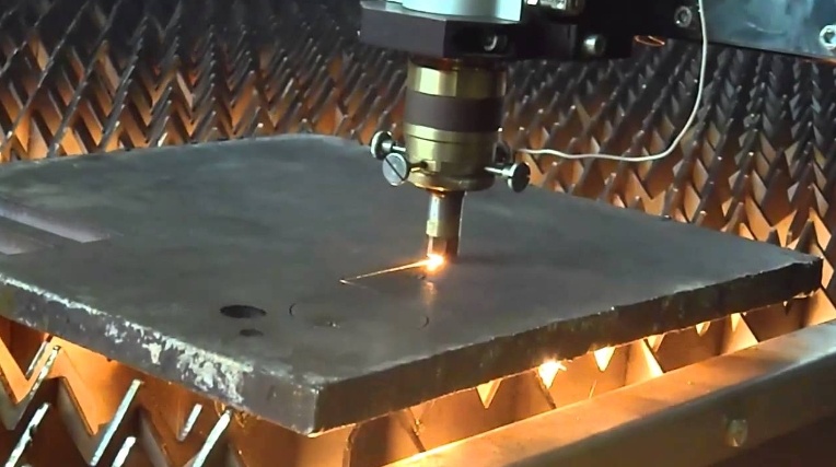 Осуществление резки металла на лазерном станке